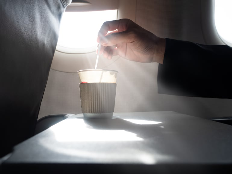 Café en el avión.