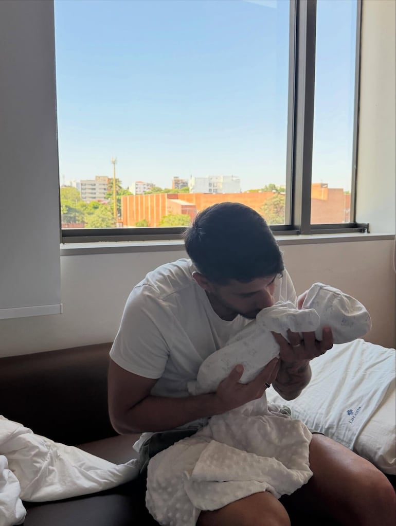 Una postal llena de amor. Iván Torres con Thiago en sus brazos. (Instagram/Iván Torres)