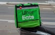 Moto de un repartidor de comida al servicio de Uber Eats.