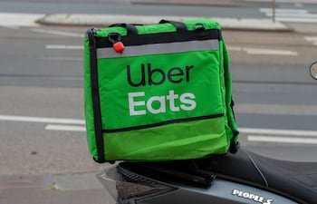 Moto de un repartidor de comida al servicio de Uber Eats.