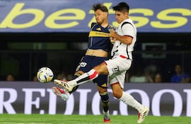 La jugada del penal para el segundo gol de Boca Juniors. Ángel Romero es tomado de la casaca por Saúl Salcedo al borde del área, donde cayó el delantero de Boca. (AFP).
