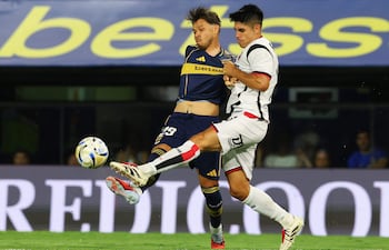 La jugada del penal para el segundo gol de Boca Juniors. Ángel Romero es tomado de la casaca por Saúl Salcedo al borde del área, donde cayó el delantero de Boca. (AFP).