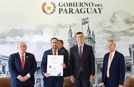 Durante la premiación, el presidente, Santiago Peña, entrega reconocimiento al intendente de San Lorenzo, Felipe Salomón (ANR-HC), por la postulación de la Municipalidad de San Lorenzo y ubicarse entre las mejores instituciones públicas de mejor gestión.