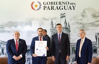 Durante la premiación, el presidente, Santiago Peña, entrega reconocimiento al intendente de San Lorenzo, Felipe Salomón (ANR-HC), por la postulación de la Municipalidad de San Lorenzo y ubicarse entre las mejores instituciones públicas de mejor gestión.
