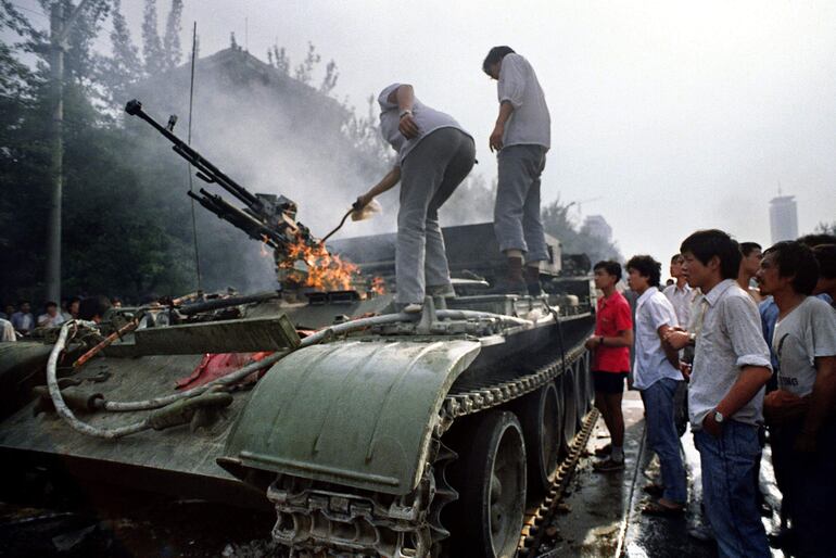 Manifestantes paran un tanque en la plaza de Tiananmen, en Pekín, donde en 1989 se produjo una masacre. 