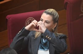 Lizarella Valiente hace un corazón con las manos.