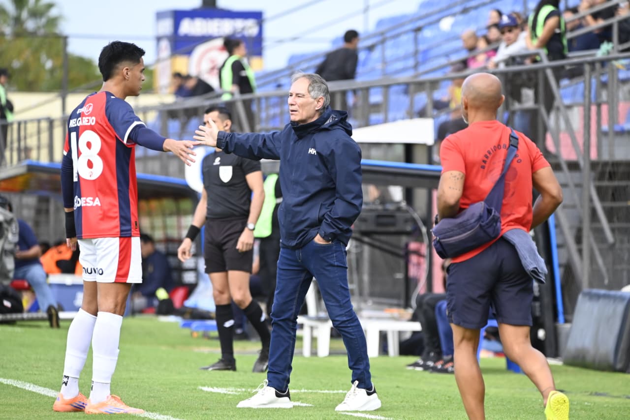Ariel Holan pone la Copa Libertadores como prioridad absoluta y anuncia una reestructuración en Cerro Porteño
