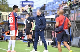 El entrenador de Cerro Porteño, Ariel Holan Brinda indicaciones durante el encuentro ante Recoleta FC, disputado en el estadio Arsenio Erico.