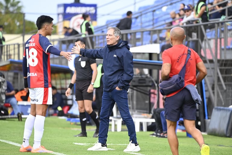 El entrenador de Cerro Porteño, Ariel Holan Brinda indicaciones durante el encuentro ante Recoleta FC, disputado en el estadio Arsenio Erico.