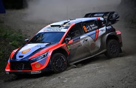 Los estonios Ott Tänak y Martin Järveoja (Hyundai i20 N Rally1) pasaron al frente del rally luso.