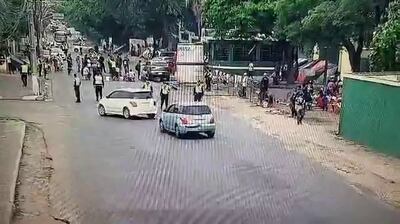 Integrantes de comunidades indígenas vuelven a cerrar la avenida Artigas en la mañana de este viernes.