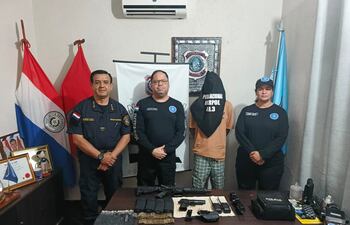 Los intervinientes, junto a Jonh Wesley Silva Velozo (25), detenido en Capitán Bado y las evidencias incautadas.