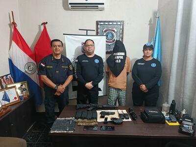 Los intervinientes, junto a Jonh Wesley Silva Velozo (25), detenido en Capitán Bado y las evidencias incautadas.