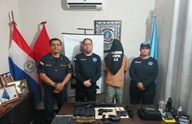 Los intervinientes, junto a Jonh Wesley Silva Velozo (25), detenido en Capitán Bado y las evidencias incautadas.