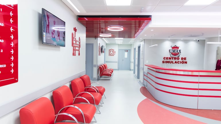 El Centro de Simulación Médica de UMAX cuenta con tecnología de alta fidelidad para entrenamiento en urgencias, UTI y quirófano.
