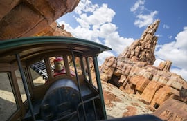 Fotografía cedida por Disney que muestra la atracción Big Thunder Mountain, una especie de mina ubicada en Frontierland dentro de Magic Kingdom.