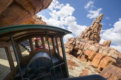 Fotografía cedida por Disney que muestra la atracción Big Thunder Mountain, una especie de mina ubicada en Frontierland dentro de Magic Kingdom.