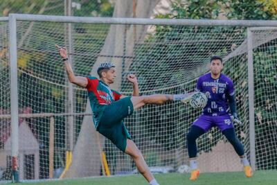 Estiven Pérez (24) remata a la portería de Francisco Peralta (23), en la práctica de Tembetary.