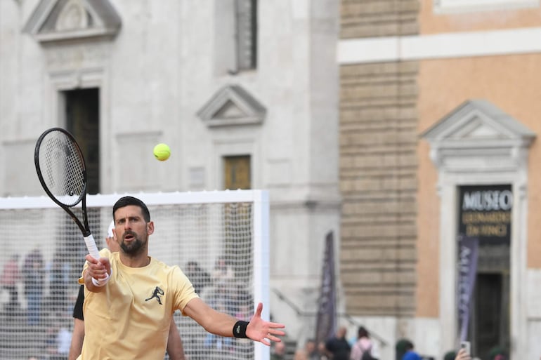 Djokovic vuelve a entrenar en Roma tras dos meses de ausencia