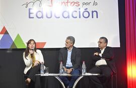 En la foto: Alcira Sosa (MEC), Yan Esperanza (Juntos por la Educación) y Jorge García Riart (Conec).