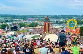 Ramin Navai y su Albirroja en el Glastonbury Festival, en Inglaterra.