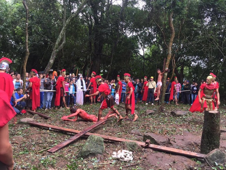 Cada año, miles de personas llegan a Atyrá para observas el Vía Crucis teatral.