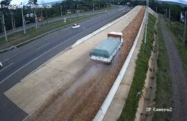 La rampa de emergencia en la ruta PY02 volvió a detener de forma segura un camión de gran porte con desperfectos mecánicos.