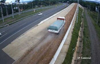 La rampa de emergencia en la ruta PY02 volvió a detener de forma segura un camión de gran porte con desperfectos mecánicos.