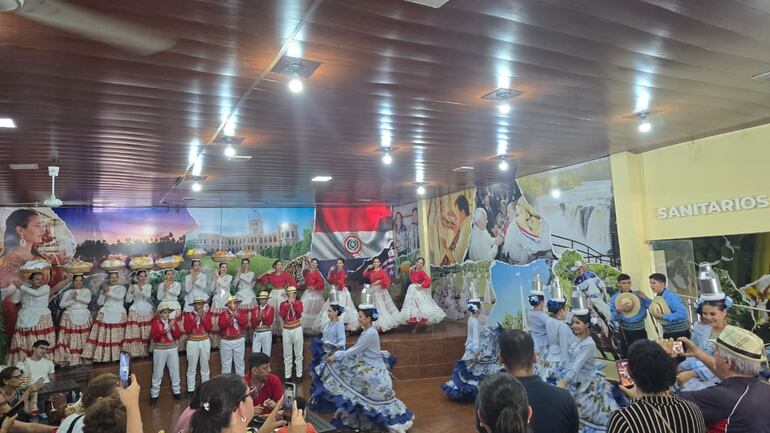 Se visitaron varias chiperías de la ciudad, donde también se compartieron danzas y expresiones culturales.