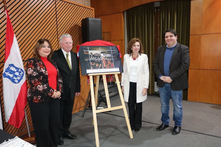 La directora del correo Nilda Rosa López, el maestro Luis Szarán, Marcela Bacigalupo, directora de cultura de la Municipalidad de Asunción y el maestro Sergio Cuquejo, director artístico del Teatro Municipal presentaron el nuevo sello postal.