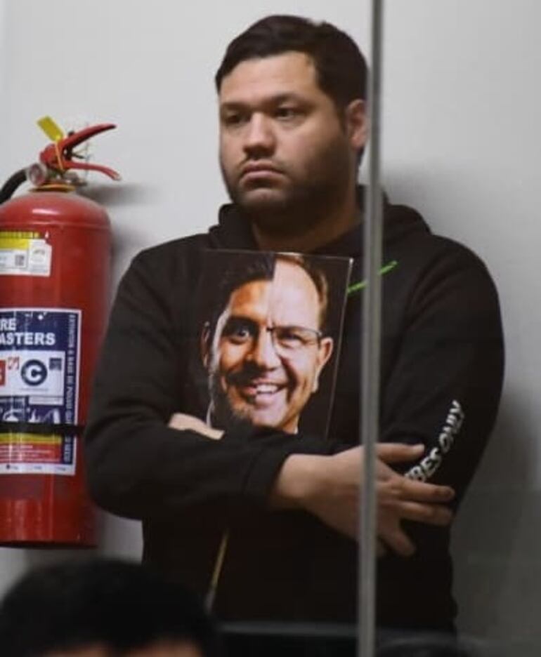 Durante la sesión de la Junta de Gobierno, varias personas portaban montajes "Split Face" de Nenecho Rodríguez y Camilo Pérez.