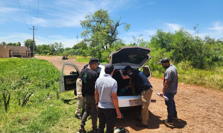 Los antidrogas inspeccionan el automóvil incautado durante el operativo en Pedro Juan.