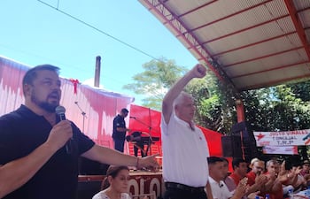 Colym Soroka (i) junto con Arnoldo Wiens (d) hoyr en Itapúa.