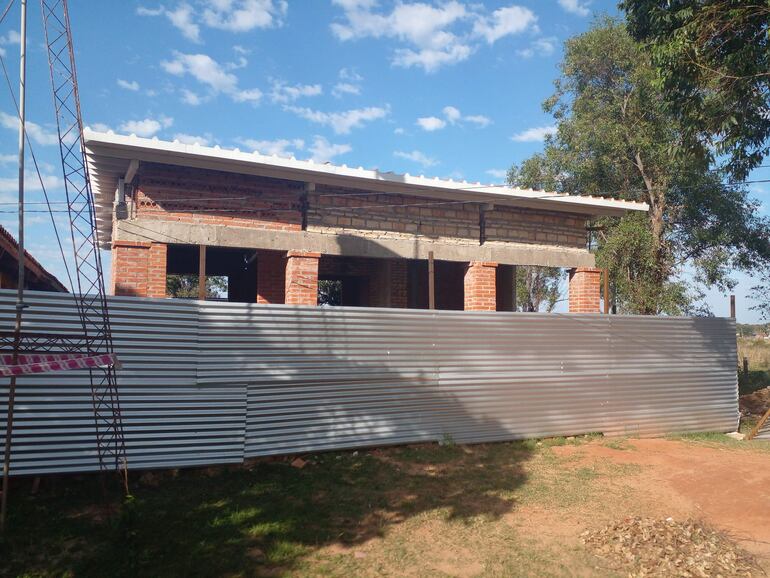 La obra en la escuela básica Nº 1.476 Dr. Raúl Peña, de la compañía Guaicá de San Estanislao, también está abandonada.