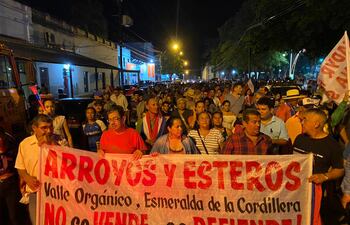 Pobladores de Arroyos y Esteros en una de las movilizaciones que realizaron frente a la Municipalidad.