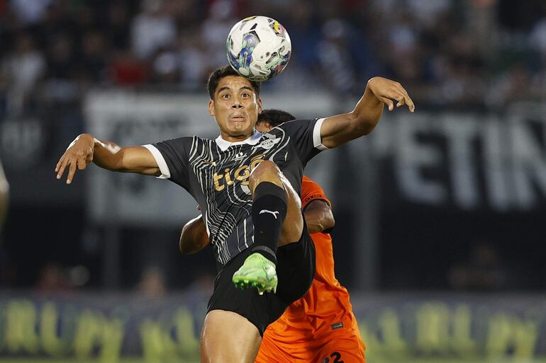 Lorenzo Melgarejo, jugador de Libertad, disputa un balón con Robert Rojas, futbolista de Olimpia, en la final de la Supercopa Paraguay en el estadio Defensores del Chaco, en Asunción, Paraguay.