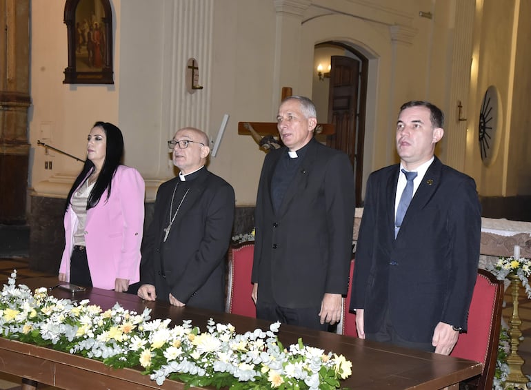 Autoridades académicas y eclesiásticas participaron del solemne acto, realizado en la Catedral Metropolitana de Asunción.
