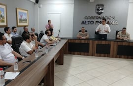 El gobernador César "Landy" Torres y autoridades policiales recibieron a los propietarios de importadoras y farmacias.