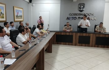 El gobernador César "Landy" Torres y autoridades policiales recibieron a los propietarios de importadoras y farmacias.