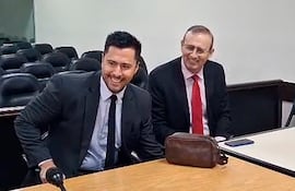 Erico Galeano, con su abogado, en la sala de juicio oral.