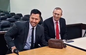 Erico Galeano, con su abogado, en la sala de juicio oral.