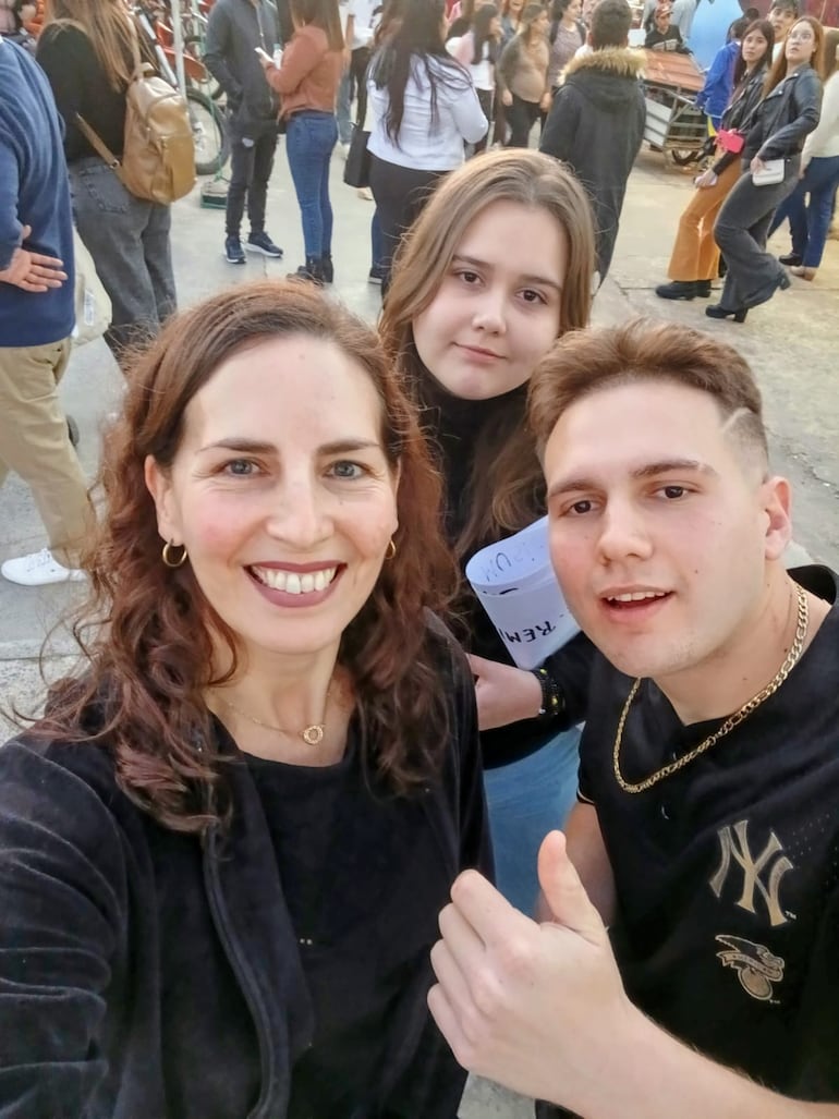 Gaby Mallorquín posando feliz con sus hijos Gabriela Natalia y Rubén Darío Alvarenga Mallorquín. (Gentileza)
