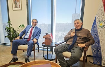 El ministro de Educación, Luis Ramírez, disfrutando de un delicioso tereré en compañía del embajador paraguayo en Israel, Alejandro Rubín.