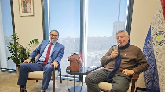 El ministro de Educación, Luis Ramírez, disfrutando de un delicioso tereré en compañía del embajador paraguayo en Israel, Alejandro Rubín. Mientras, docentes eran reprimidos por la Policía Nacional durante las protestas por la Caja Fiscal.