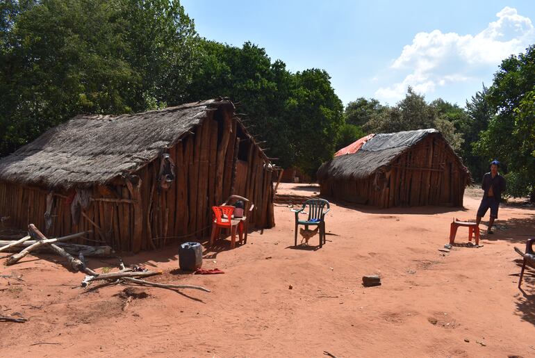 Las familias del lugar viven bajo precarios ranchos construidos por los pobladores desde hace 14 años