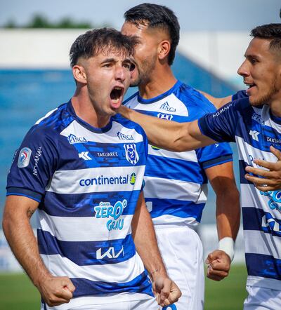 Diego Acosta Curtido festeja el gol señalado el domingo a Cerro Porteño, junto a Óscar Romero y Sergio Sanabria. El 2 de Mayo arrastra una larga sequía sin triunfos.