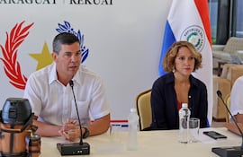 Lea Giménez, renunciante jefa de Gabinete Civil, junto a Santiago Peña.