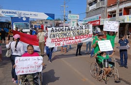 Pacientes renales del Hospital Nacional bloquearon la ruta General Marcial Samaniego para exigir al Ministerio de Salud la compra de solución ácida.
