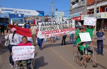 Pacientes renales del Hospital Nacional bloquearon la ruta General Marcial Samaniego para exigir al Ministerio de Salud la compra de solución ácida.