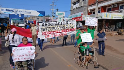 Pacientes renales del Hospital Nacional bloquearon la ruta General Marcial Samaniego para exigir al Ministerio de Salud la compra de solución ácida.